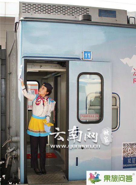 列車外表的麗江民族風(fēng)情畫(huà)面。云南網(wǎng)實(shí)習(xí)記者