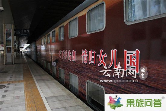 餐車工作人員在準(zhǔn)備美味餐品。云南網(wǎng)實(shí)習(xí)記者