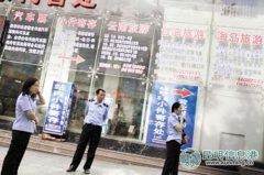 昆明火車站外“愛(ài)穿鐵路制服”的騙子們還愛(ài)在旅行社名字里加個(gè)“鐵路