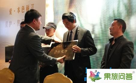 隨后，中國著名口書書法家、2008年奧運火炬手和志剛揮毫灑墨，寫下了“金茂慧語”四個蒼勁有力的大字。他的表演感染了在座的每一個人，再一次將開盤盛典推向高潮，現(xiàn)場異常熱烈火爆。